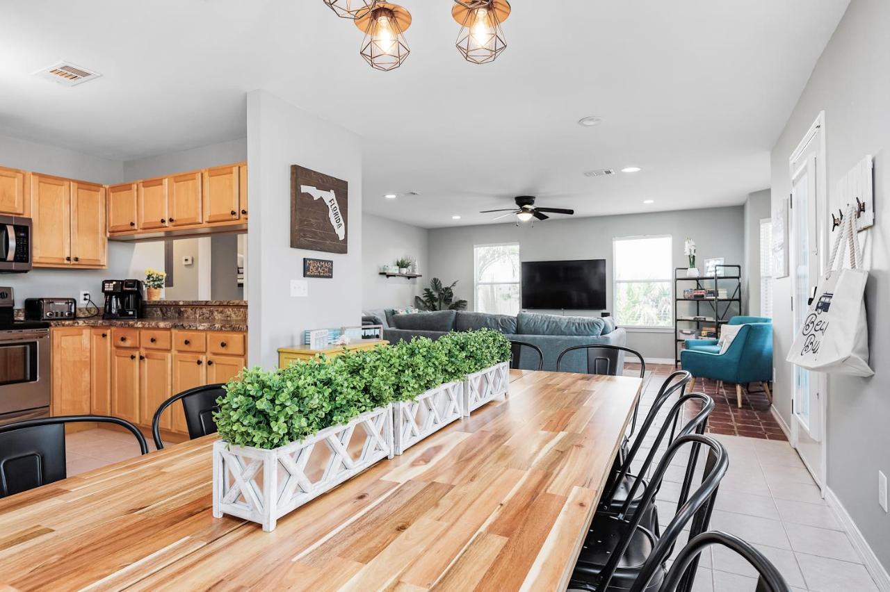Private Access, Fenced Yard & Pet Friendly, Pool, Life House Ferienhaus *